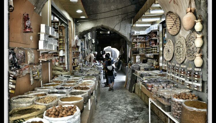 يعد السوق العماني من أشهر أسواق قطر، وهو سوق ذو موقع مركزي يعرض منتجات من عمان والخليج