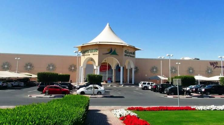 لاند مارك مول من أكبر مولات في قطر
