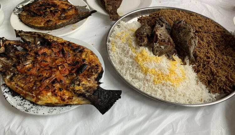 يشتهر مطعم بيت الاسماك بالبحرين في منطقة سترة بأطباق المأكولات البحرية اللذيذة فضلاً عن كرم الضيافة البحريني الدافئ