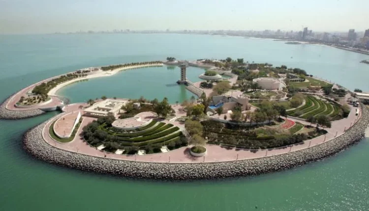 الجزيرة الخضراء الكويت هي أول جزيرة اصطناعية بالكويت والخليج العربي، تبلع مساحتها 785 ألف متر مربع، تقع بالقرب من أبراج الكويت