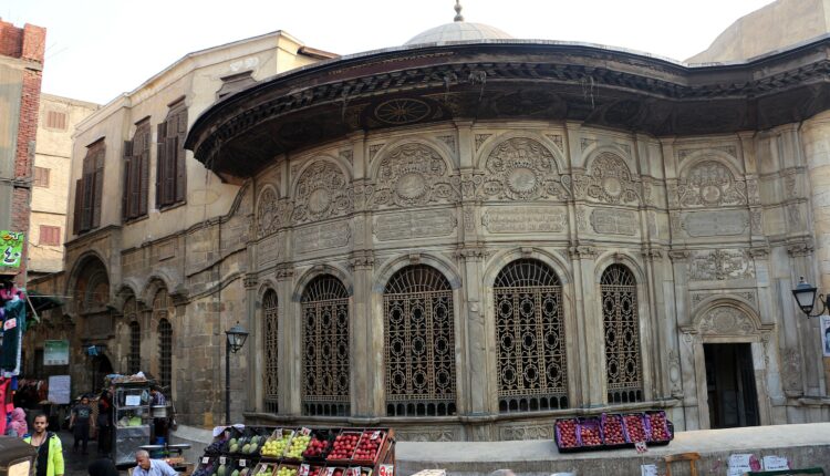 شارع محمد علي أحد أسواق القاهرة التجارية