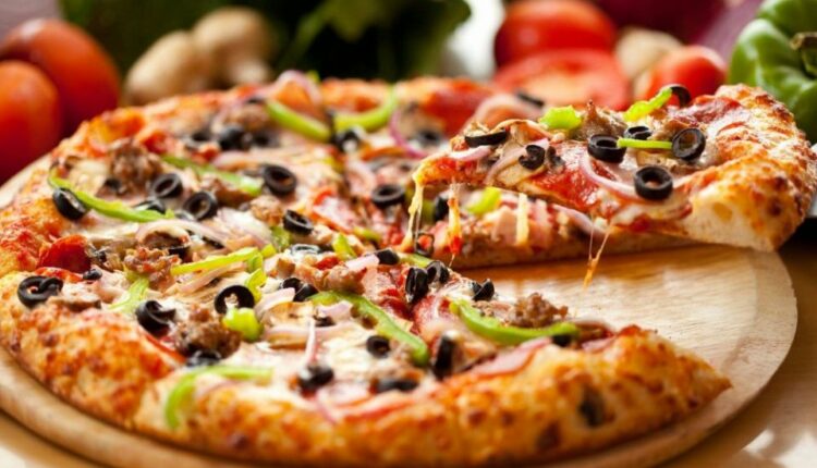 مطعم كازا وبيتزا شنغماي هو مطعم يقع أمام وات تشيانغ مان، تايلاند، يشتهر المطعم بطعامه الأيطالي الأصيل