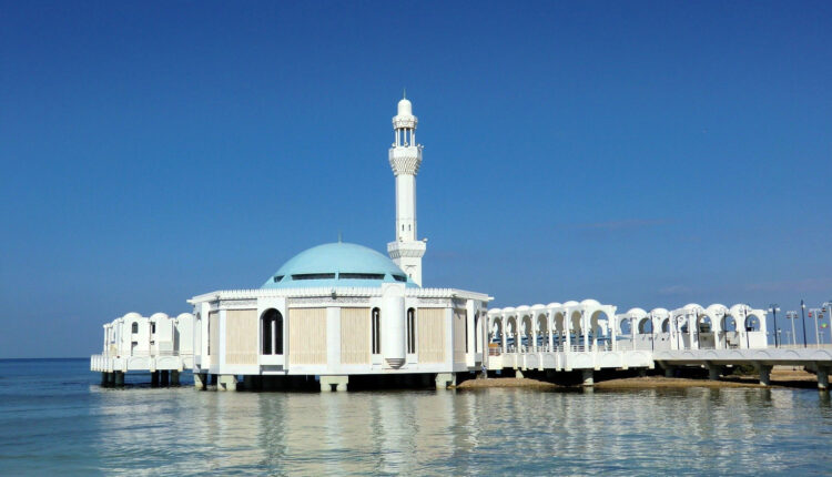 أفضل الأماكن السياحيه في جده حيث يعتبر أول مسجد في العالم يبنى على سطح البحر
