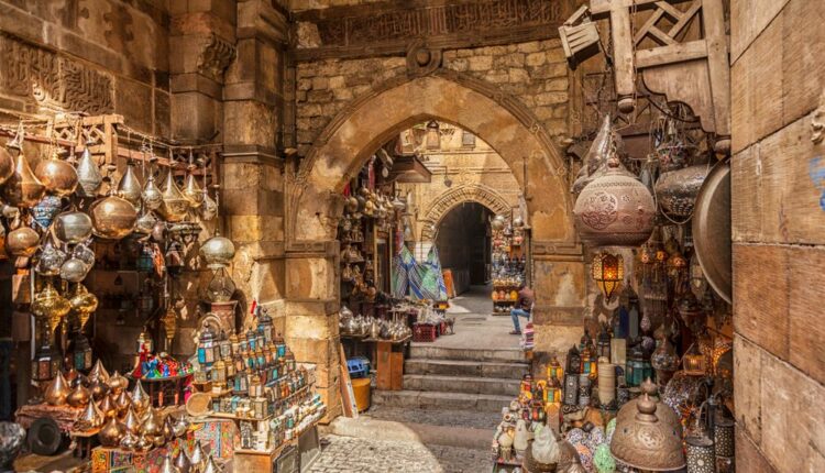 خان الخليلي من أشهر أسواق القاهرة الشعبية