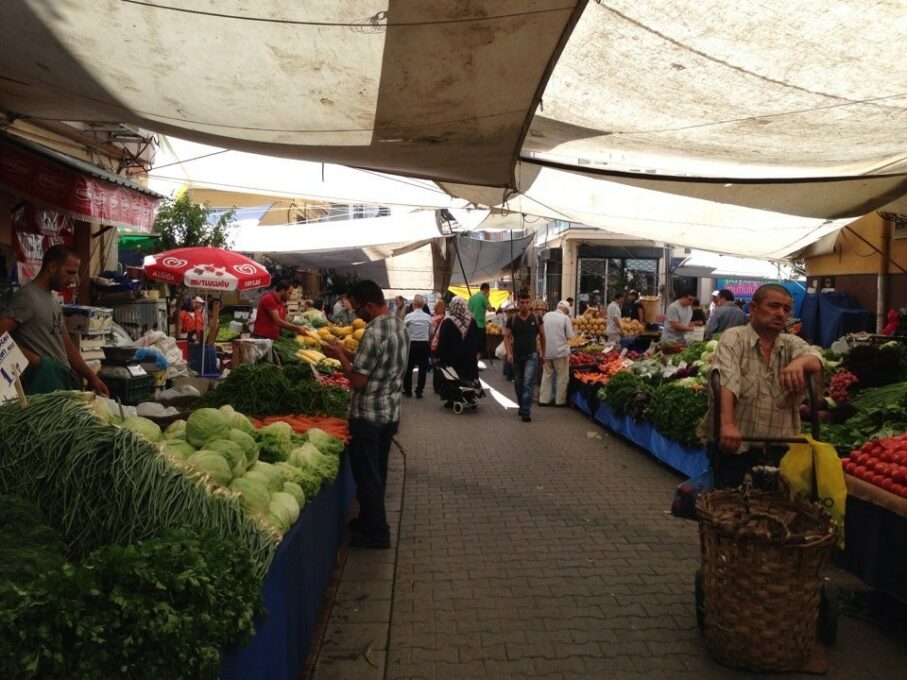 سوق الأربعاء أشهر الأسواق الرخيصة في إسطنبول
