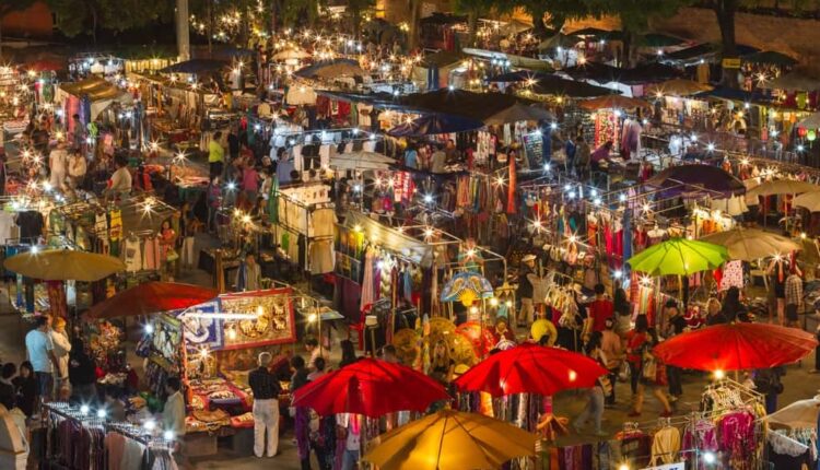 يعد السوق الليلي شنغماي من أجمل الوجهات السياحية في شيانغ ماي، إنه مكان رائع لقضاء أمسية في التسوق لشراء الهدايا التذكارية