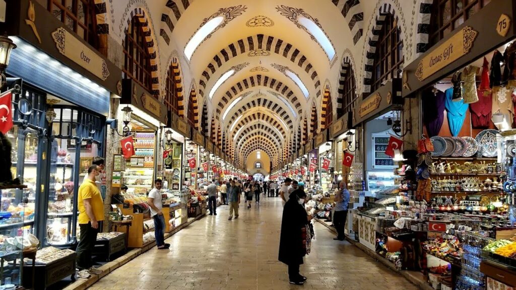 السوق المسقوف إسطنبول من أبرز أماكن سياحية في إسطنبول للشباب نظراً للأجواء الحيوية التي تلائم أرواحهم المتمردة