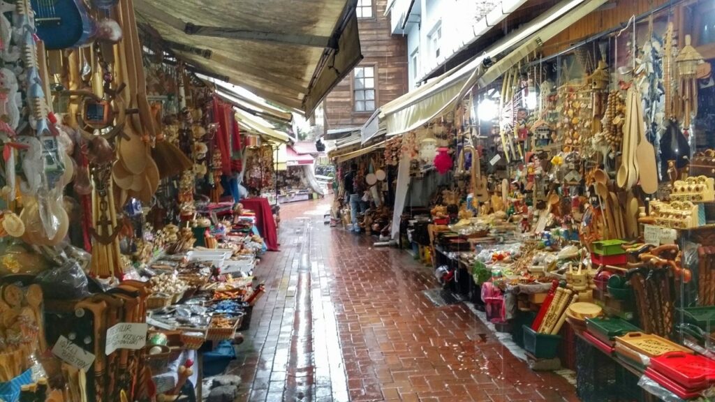 سوق الفاتح إسطنبول أنه من أهم وأرخص سوق ملابس في اسطنبول