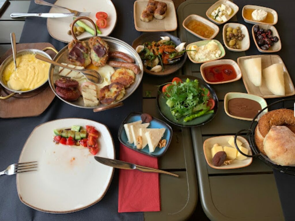 مطعم ذا ماركت إسطنبول من أبرز مطاعم على البحر في إسطنبول 