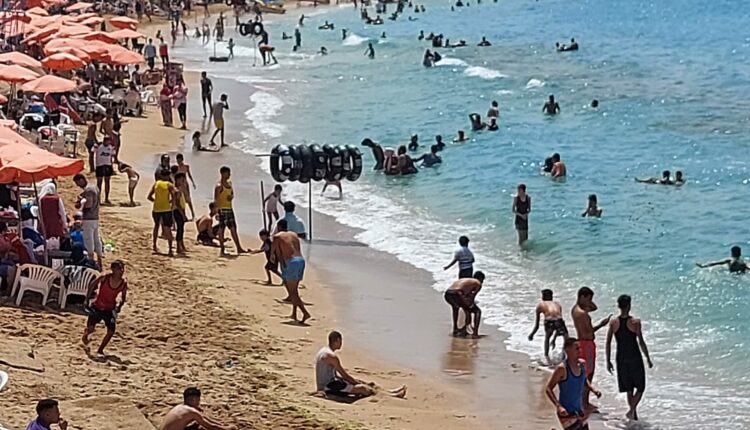 طلق على شاطئ شهرزاد بانه من أحد أشهر واقدم شواطئ العجمي