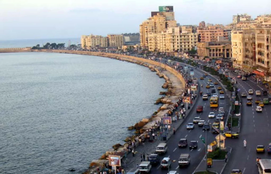 كورنيش الإسكندرية من أبرز وأشهر أماكن السياحة في الإسكندرية