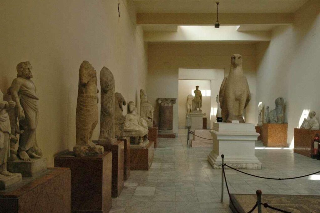 هو معلم سياحي مميز في الإسكندرية.