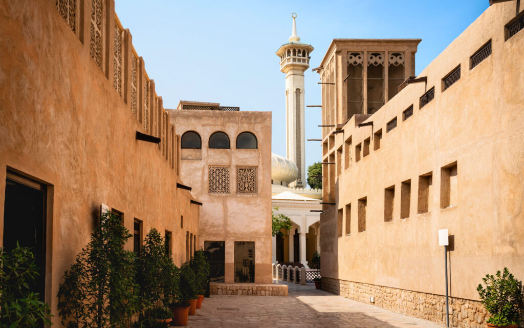 شارع الفهيدي من أشهر أسواق دبي الرخيصة
