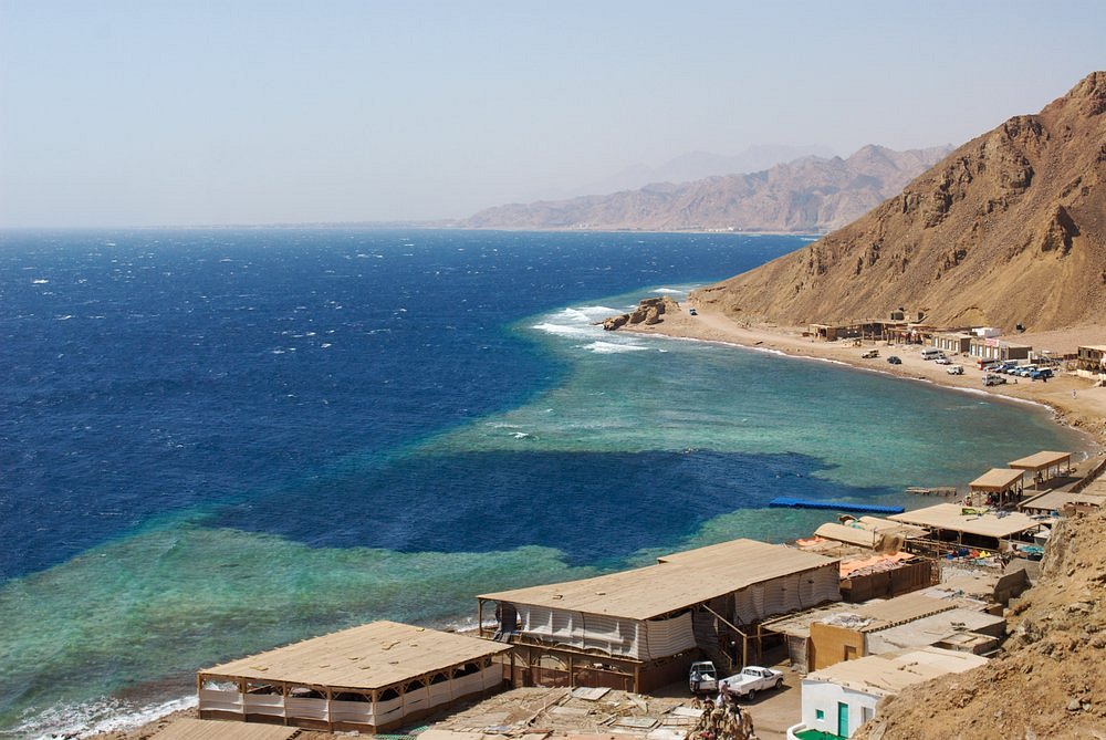 شاطئ البلو هول دهب من أجمل الشواطئ الرملية في دهب