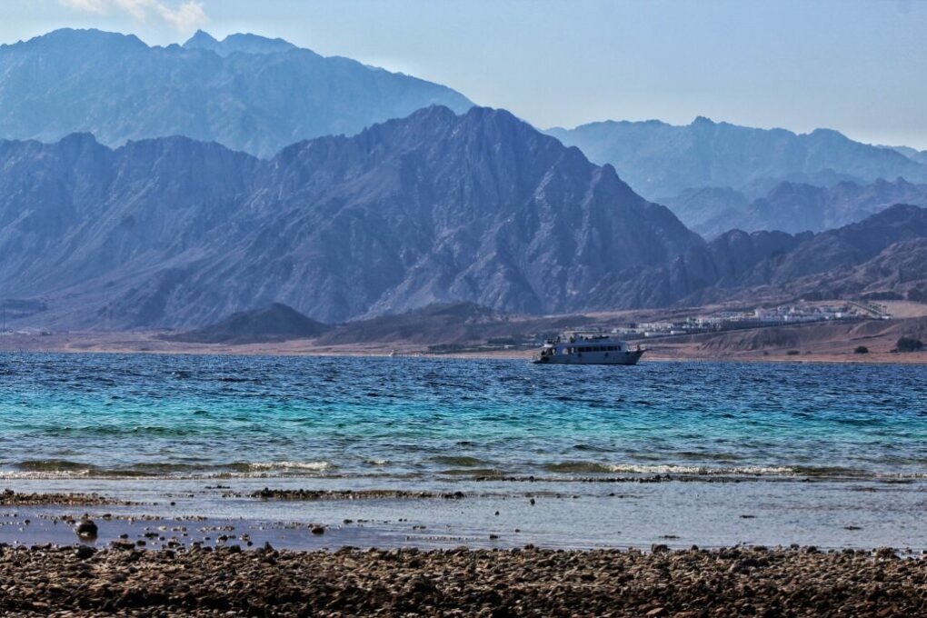 شاطئ لاجونا دهب من أشهر الشواطئ الرملية في دهب