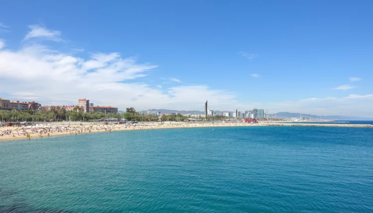 شاطئ بوجاتيل برشلونة من أشهر شواطئ برشلونة