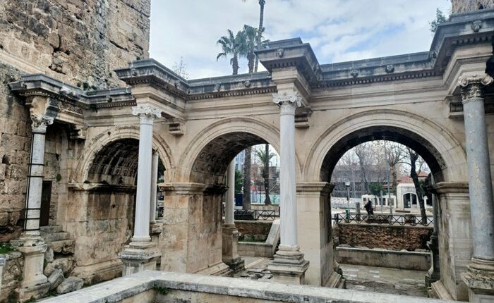 بوابة هادريان أنطاليا من أبرز وجهات السياحة الصيفية في أنطاليا