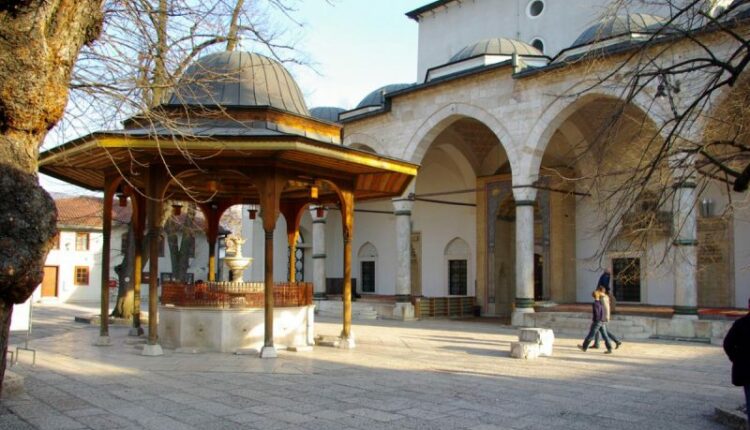 يعتبر الغازي خسرو بك بيزستان من أكثر الأسواق في سراييفو شهرة وشعبية
