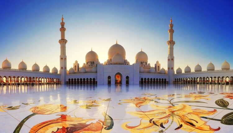 يعد جامع الشيخ زايد الكبير أبوظبي من ضمن أبرز معالم أبو ظبي السياحية