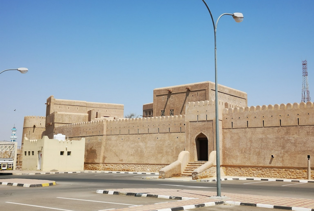 يعرف حصن الحلة البريمي بأنه من أشهر مناطق سياحية في البريمي