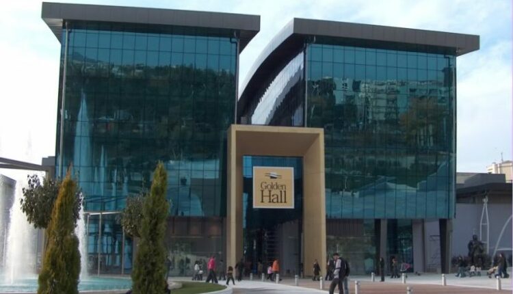 يُعد مول جولدن هول واحد من أكبر المولات في أثينا