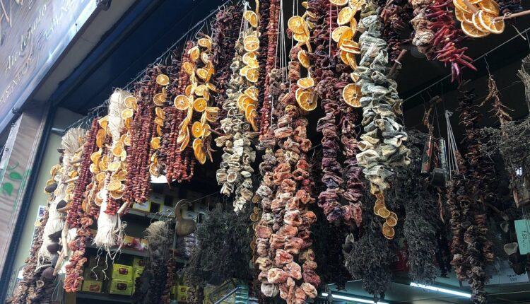 سوق أثينا المركز من أكبر أماكن التسوق في أثينا