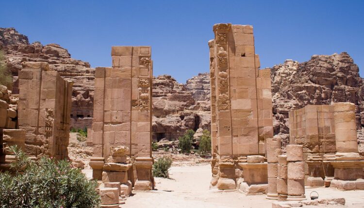 أفضل أماكن سياحة البتراء الشارع المُعمّد البتراء

