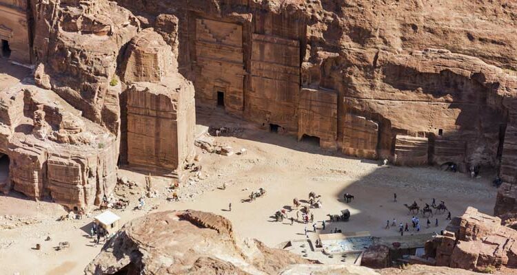 تقرير السياحة في البتراء أن أعظم شارع الواجهات البتراء أعرق أماكن السياحة في مدينة البتراء