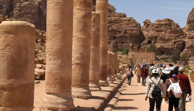 الشارع المُعمّد من أجمل أماكن سياحية في البتراء