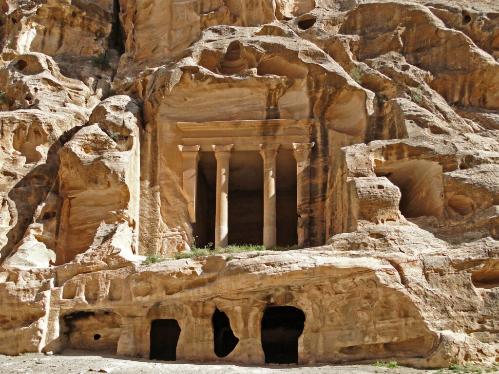 أماكن سياحية في البتراء