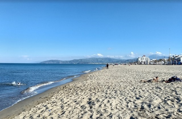 شاطئ مرتيل من شواطئ سياحية في المغرب