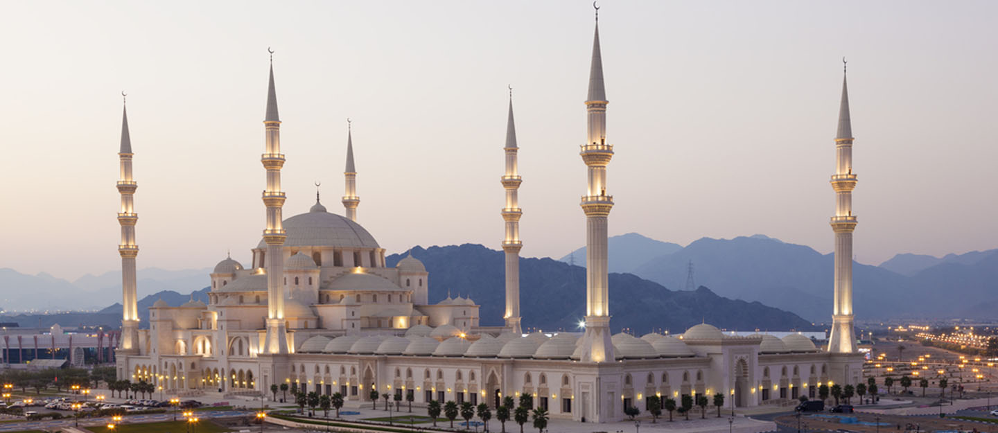 مسجد الشيخ زايد الفجيرة من أفضل الاماكن السياحية في الفجيرة